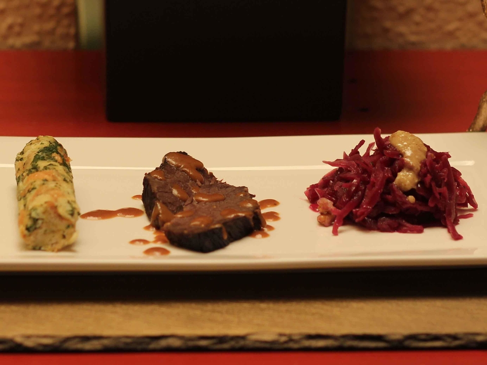 Sauerbraten mit Semmelknödel und Rotkohl