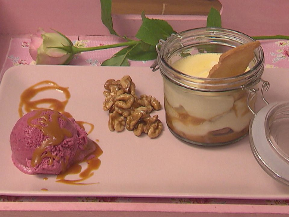 Schokoladentraum mit salziger Karamellsoße, dazu Glühwein-Beeren-Eis
