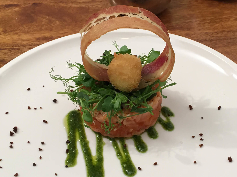 Schwarzbrot mit Lachs, Speck und Ei