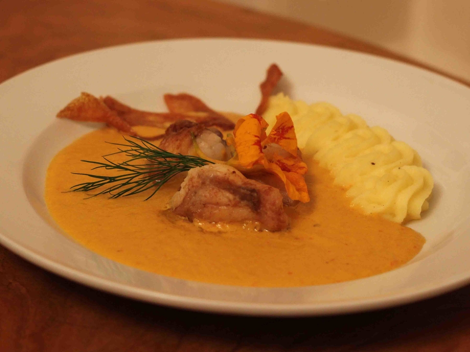 Seeteufel mit Kartoffelcreme und Paprikaschaum