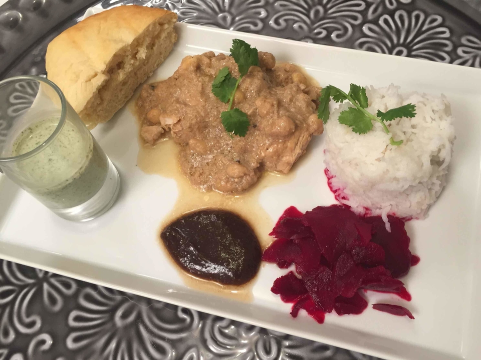 Badami Murgh Korma mit Rote-Bete-Carpaccio, dazu duftender Basmati-Reis und heißes Naan