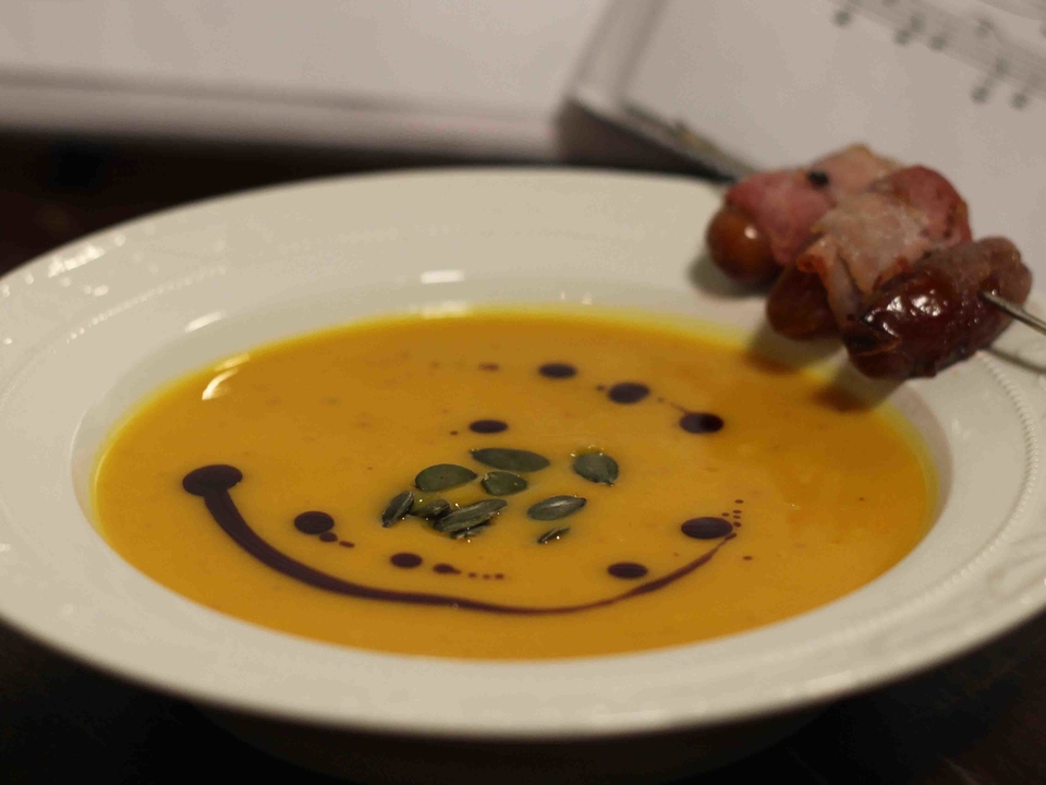 Kürbiscreme-Suppe mit Dattelspieß
