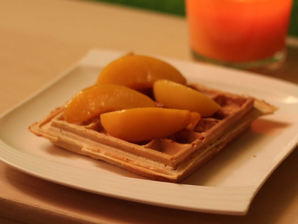 Vanille-Waffeln mit karamellisiertem Pfirsich dazu Honig