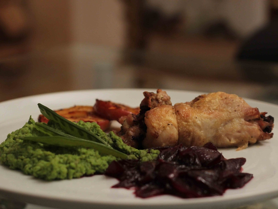 Hähnchenkeulen mit Blutwurst gefüllt, Cassis-Zwiebeln, Erbsenpüree und Chili-Äpfeln