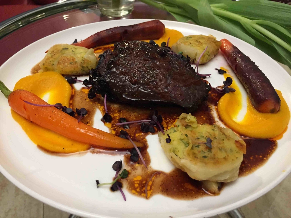 Wagyu: Geschmorte Wagyu-Ochsenbäckchen, glasierte Vanille-Möhrchen und Kartoffel-Roulade