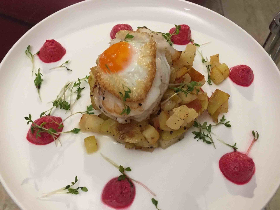 Labskaus: Rote-Bete-Mousse, Apfel-Bratkartoffeln, Wachtelspiegelei & Seeteufel-Steak