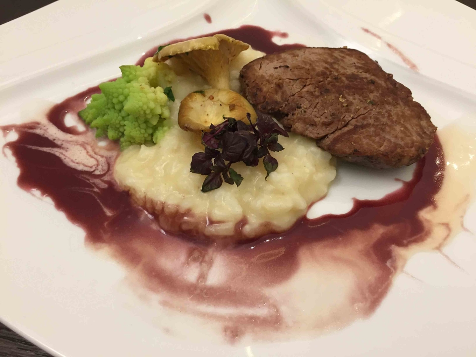 Überbratene Rinderfiletscheiben in Rotwein mit handgerührtem Risotto