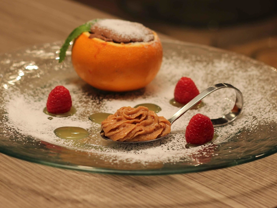 Schokokuchen in Orangenschale mit Amarettini-Frischkäsecreme und Orangensauce