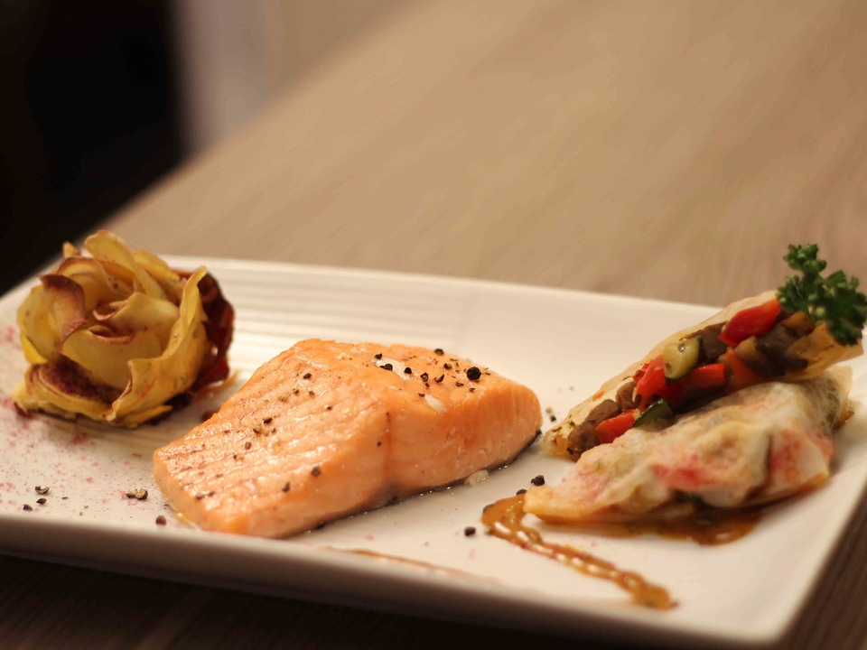 Lachs im Heubett mit Kartoffelrose und Honig-Senf-Dill-Sauce