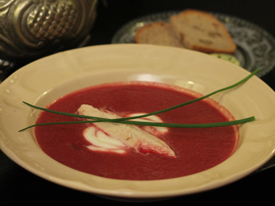 Rote Bete Süppchen mit geräuchertem Forellenfilet und Walnussbrot