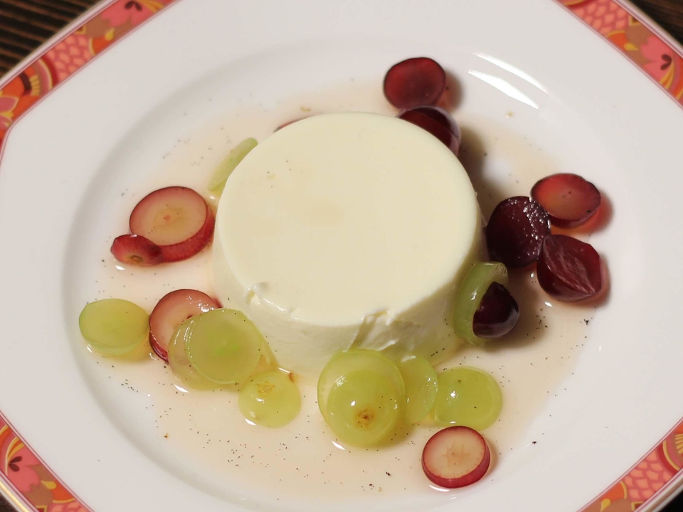 Weiße Schokoladen-Panna-Cotta mit Traubensalat