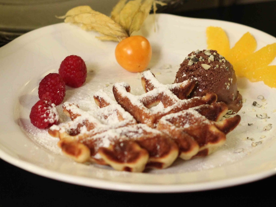 Frische Waffeln und dunkles Schokoladeneis mit Orangenfilets