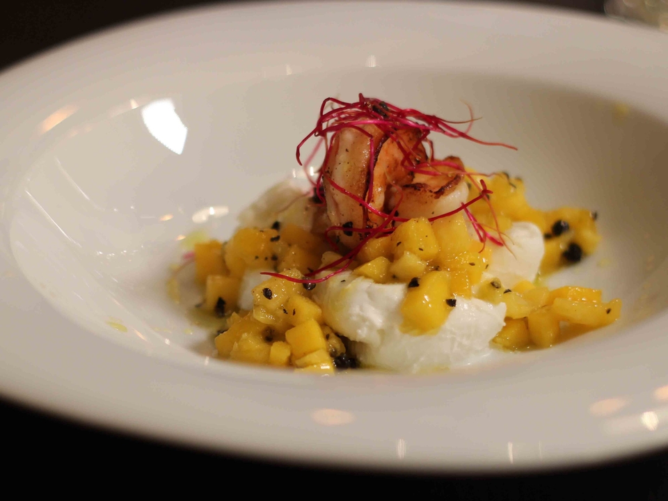 Büffelmozzarella mit Mango, fermentiertem Pfeffer und Riesengarnele