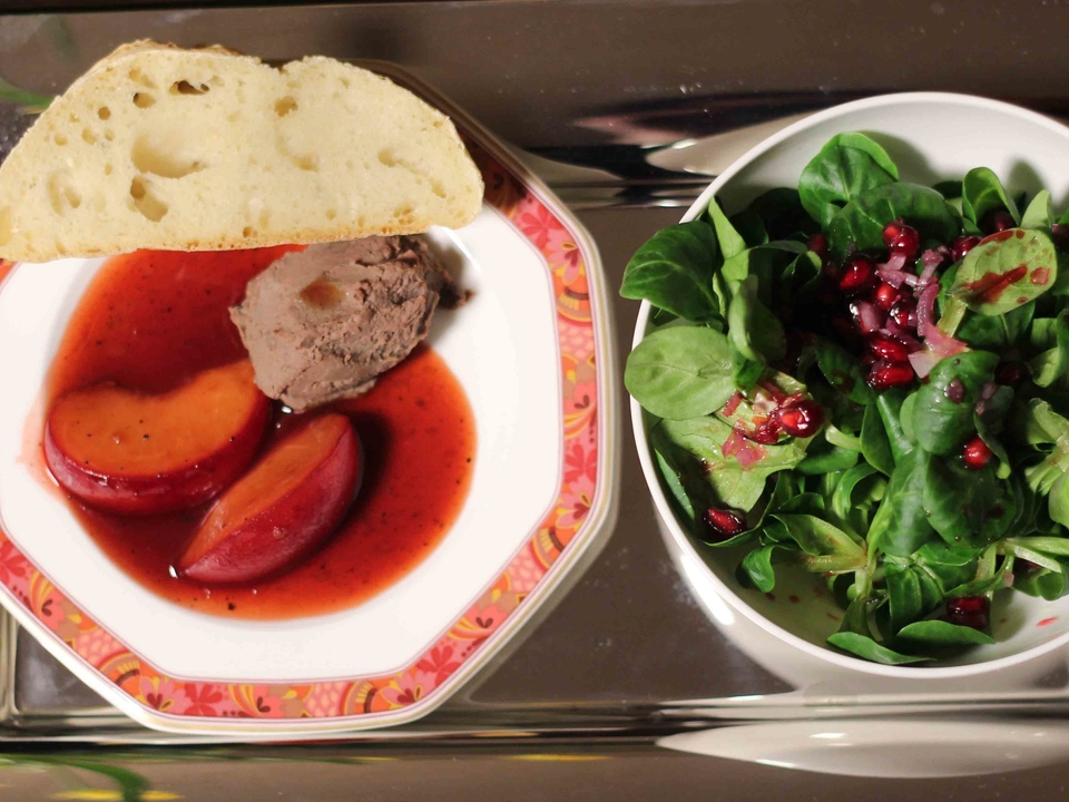 Geflügelleber-Parfait mit in Portwein geschmorten Pflaumen