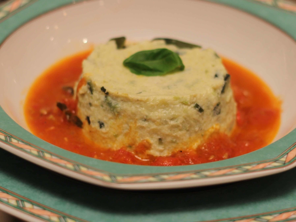 Zucchiniflan an Tomatensugo