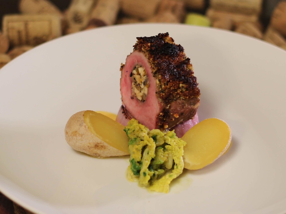 Gefülltes Schweinefilet mit Trockenfrüchten und Nusskruste dazu Rahmwirsing