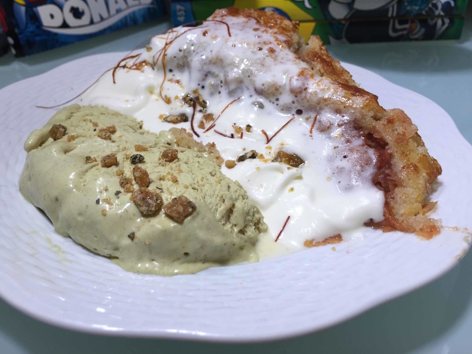 Apfelkuchen mit Parfait aus Kürbiskern-Nougat mit Schlagsahne, Krokant und Chilifäden