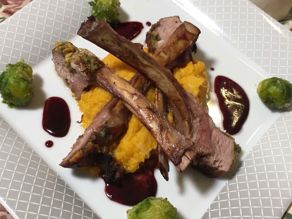 Lamm mit Kräuterkruste an Portweinjus, Pastinaken-Süßkartoffel-Stampf und Rosenkohl