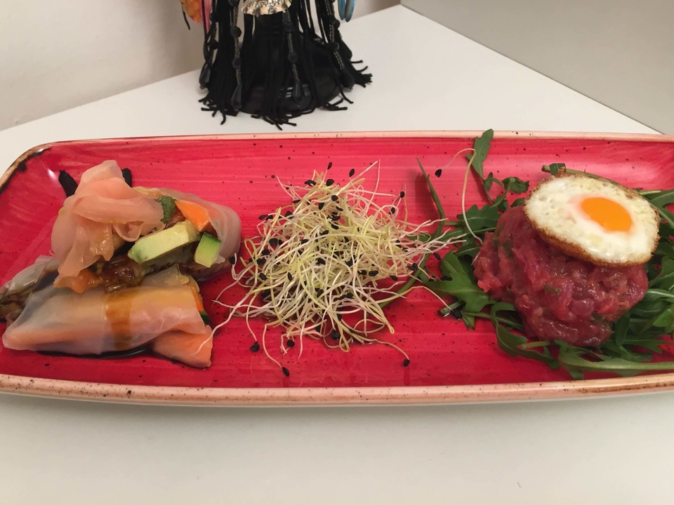 Vietnamesische Frühlingsrollen auf Wakame treffen auf Beef Tartar mit Wachtelspiegelei