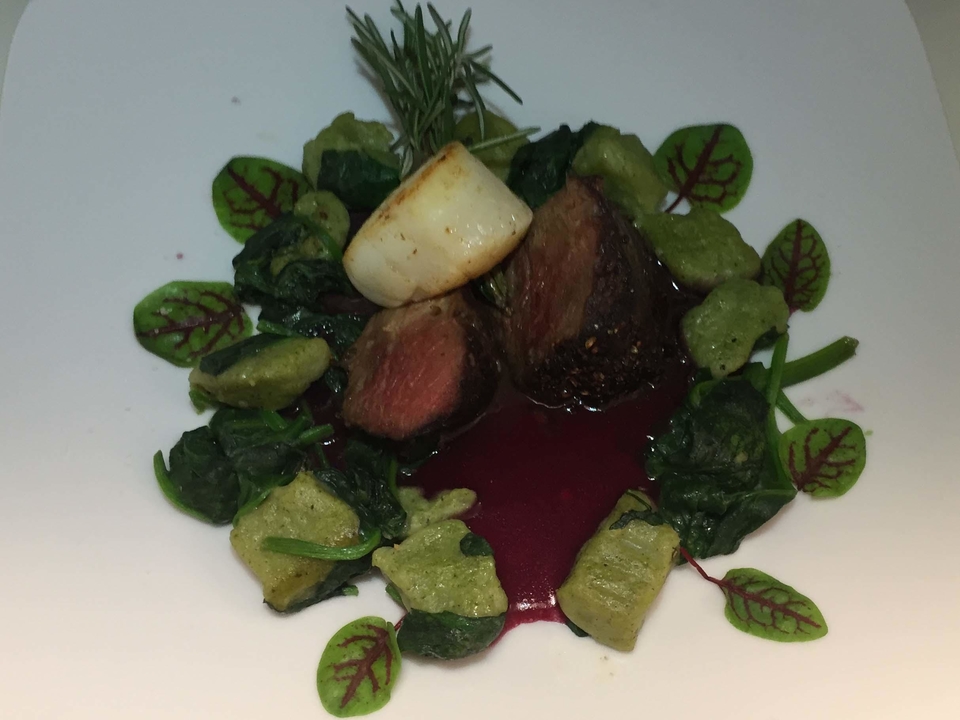 Rosa Hirschkalbsfilet mit Jakobsmuschel auf Spinatgnocchi und Rotweinsauce