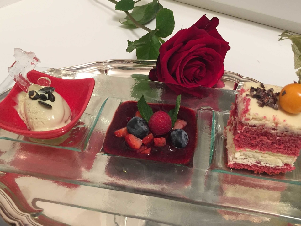 Red Velvet Cake auf Beerenspiegel mit Kürbiskernöleis
