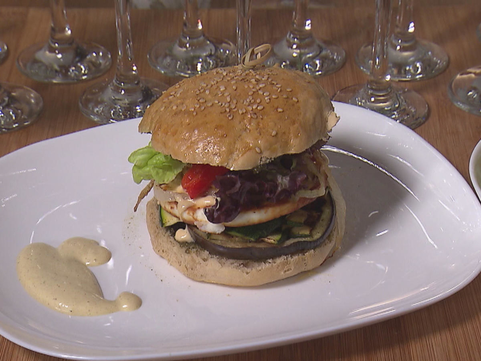 Vegetarischer Burger mit Rosmarin-Pesto, gegrilltem Käse, Gemüse und dazu Ei-Blume