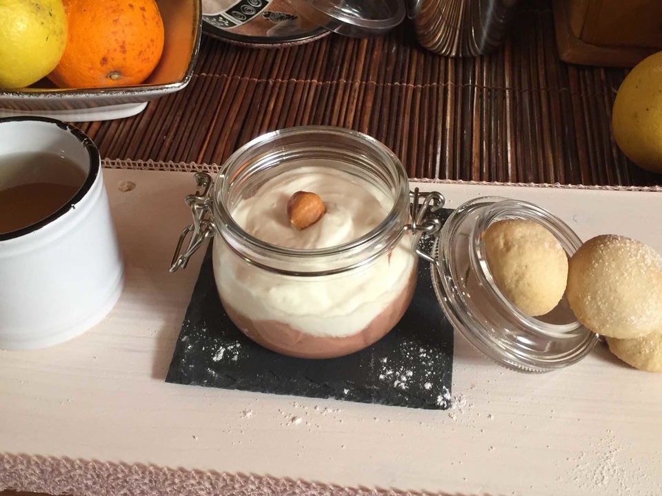 Rosmarin-Ma'amal an feiner Creme, dazu hausgemachten Rosen-Kräuter-Tee