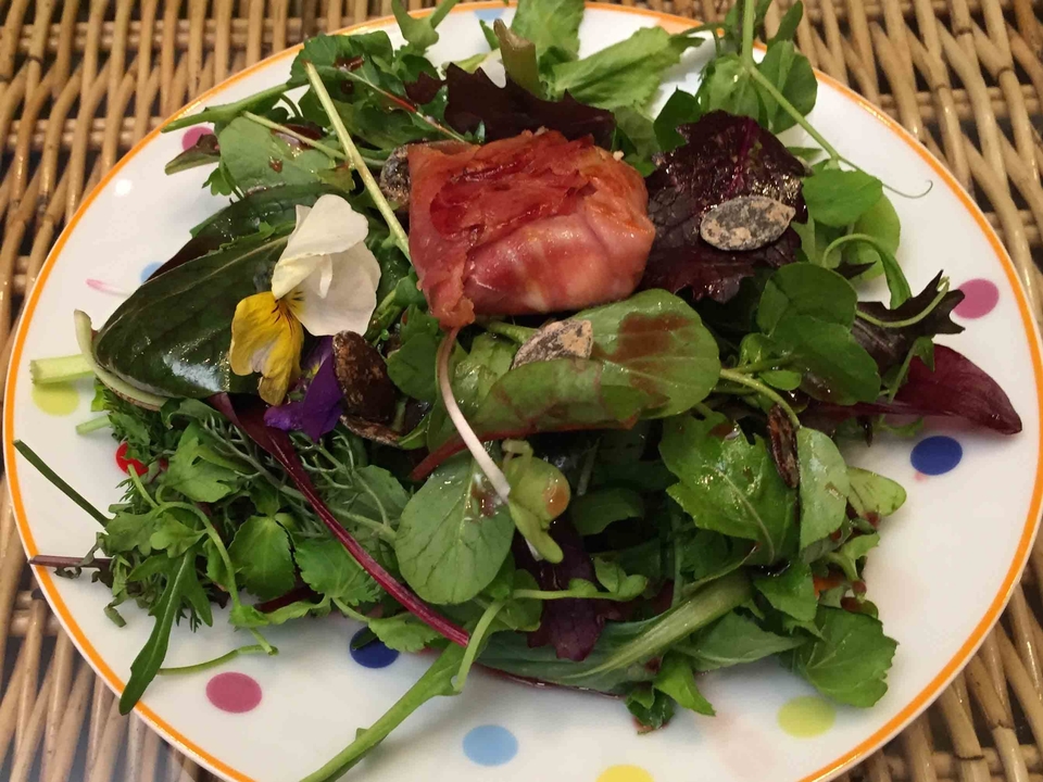 Gemischter Blattsalat mit gebackenem Ziegenkäse