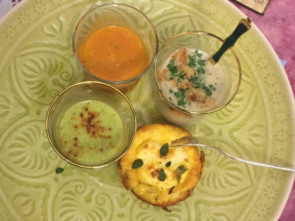 Dreierlei Süppchen im Goldrand mit frühlingshafter Mini-Quiche