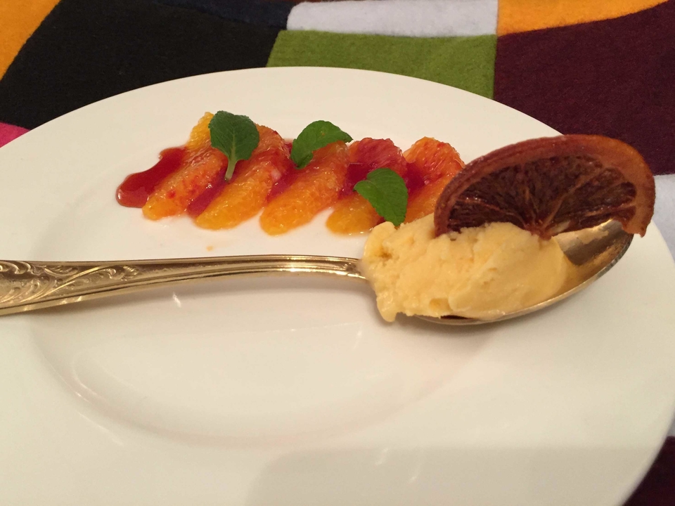 Düsseldorfer Königsallee - Champagner-Butter-Eis an geminzten Blutorangen