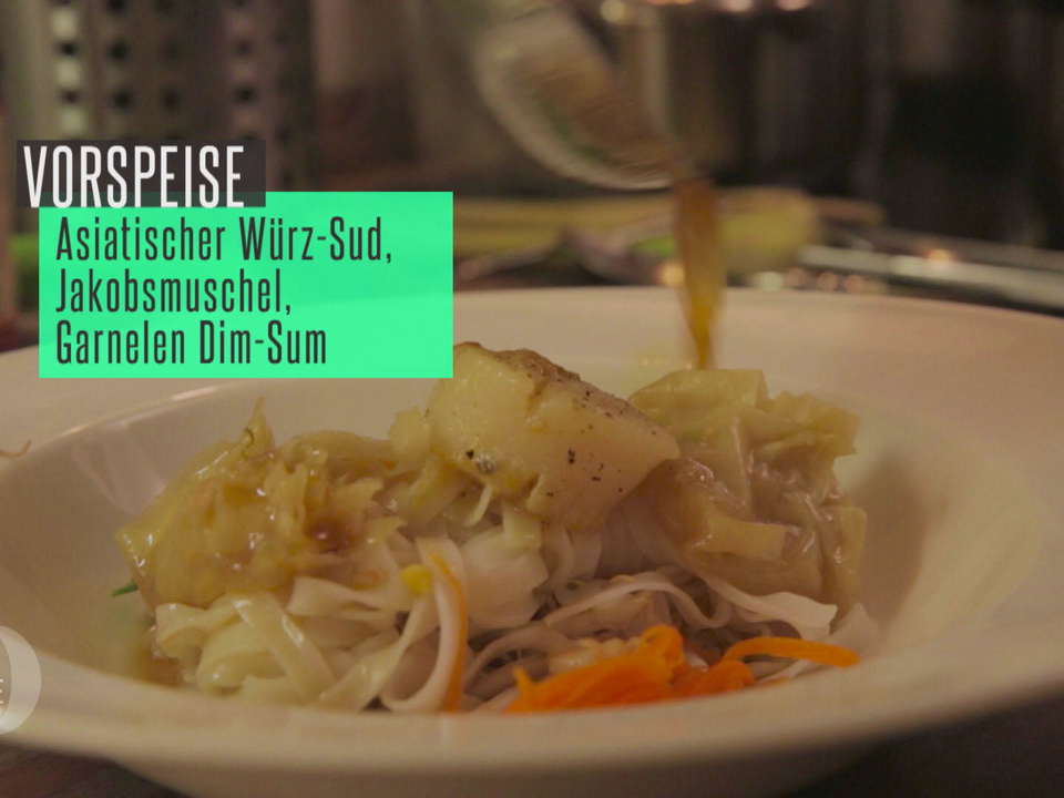 Lauwarmer Asiatischer Gewürzsud mit Jakobsmuschel und Garnelen-Dim Sum