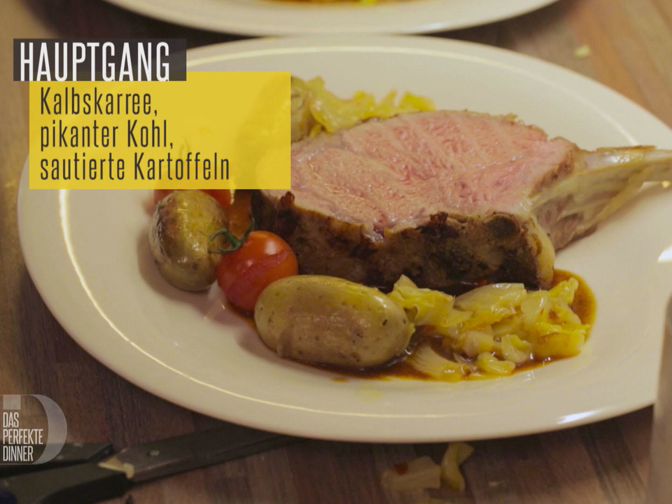 Im Ganzen gegartes Kalbsrack mit Tonkabohnen-Rotweinsauce, pikantem Kohl
