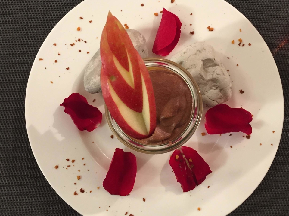 Dunkle Schokoladen-Mousse mit Mangomark geschichtet