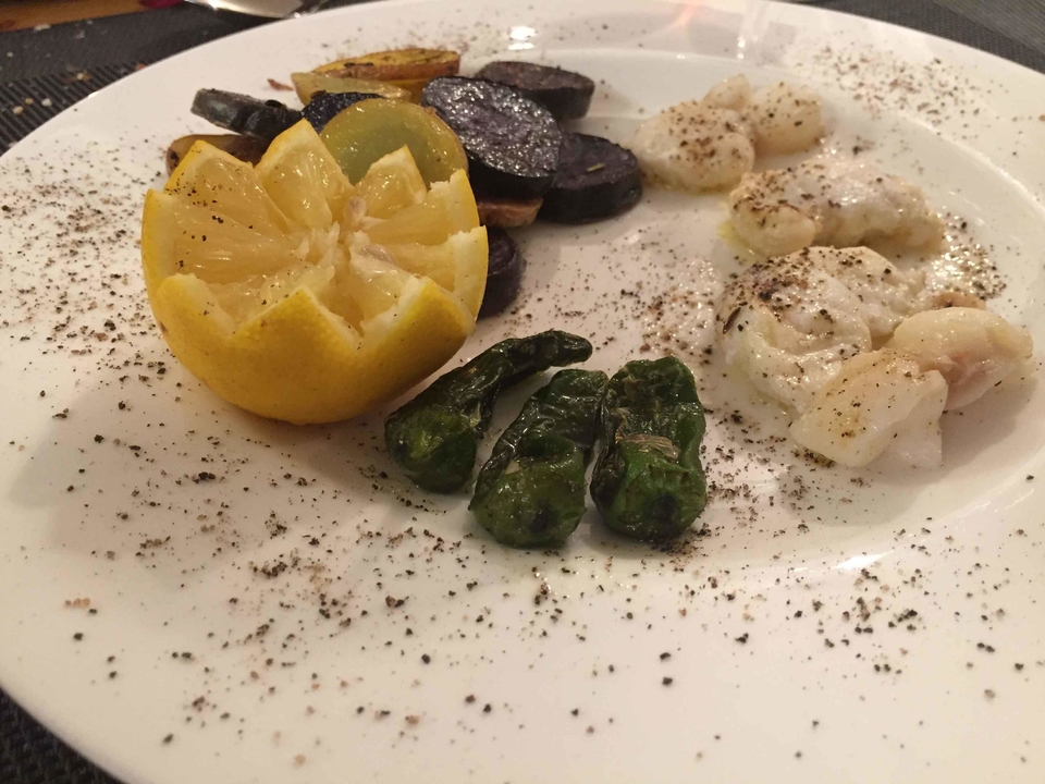 Seeteufel mit dreierlei Bratkartoffeln und Pimientos de Padrón