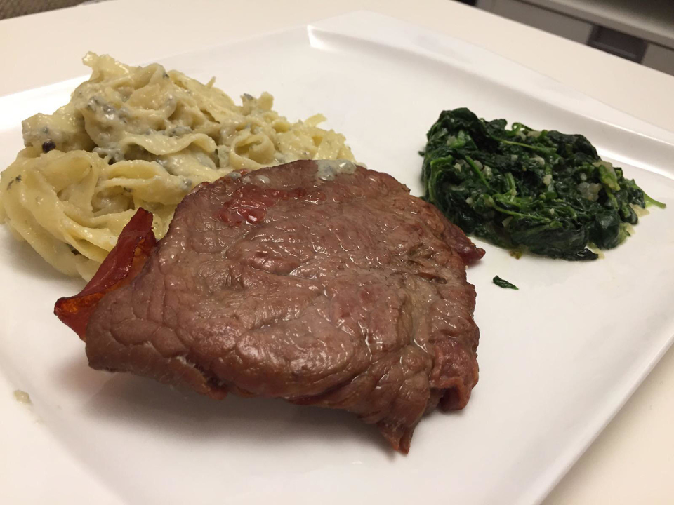 Saltimbocca Romana mit Tagliatelle in Gorgonzola und frischem Blattspinat