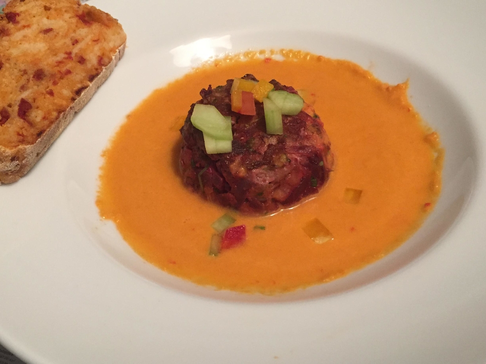 Gazpacho geräuchert, Rote-Beete-Rinderhack-Tatar vom Grill und Tomaten-Ciabatta