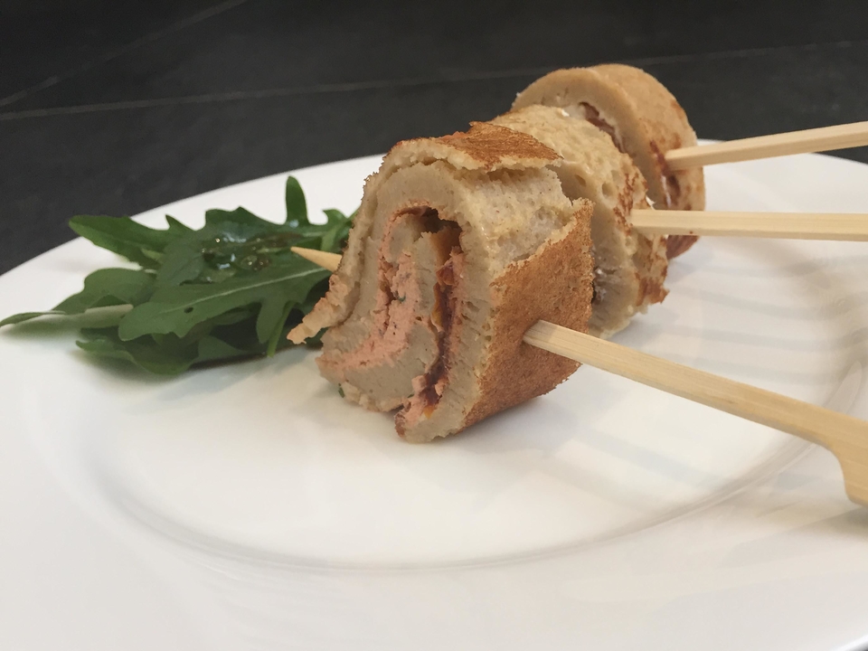 Gefüllter Buchweizenpfannkuchen mit Rucolasalat