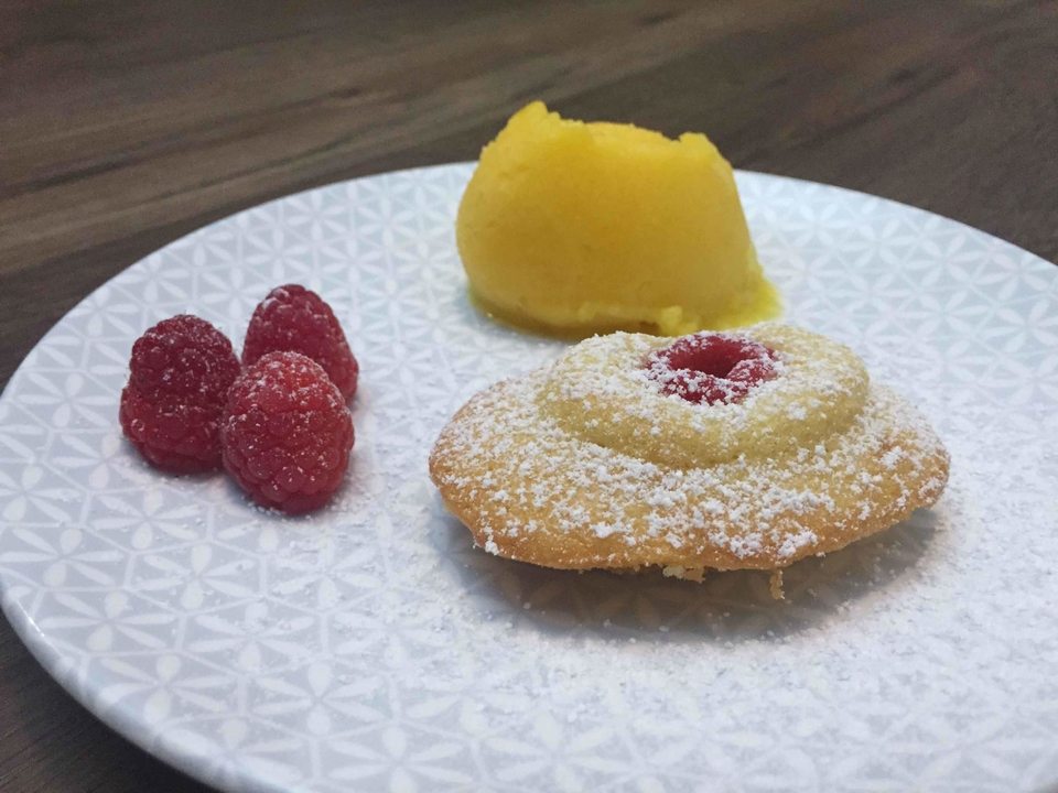 Madeleines mit Mango-Ananas-Sorbet
