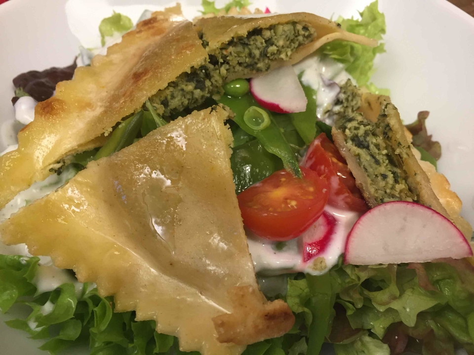 Frühlingssalat mit gebratenen Maultaschen und einem Avocado-Pampelmusen-Bruschetta