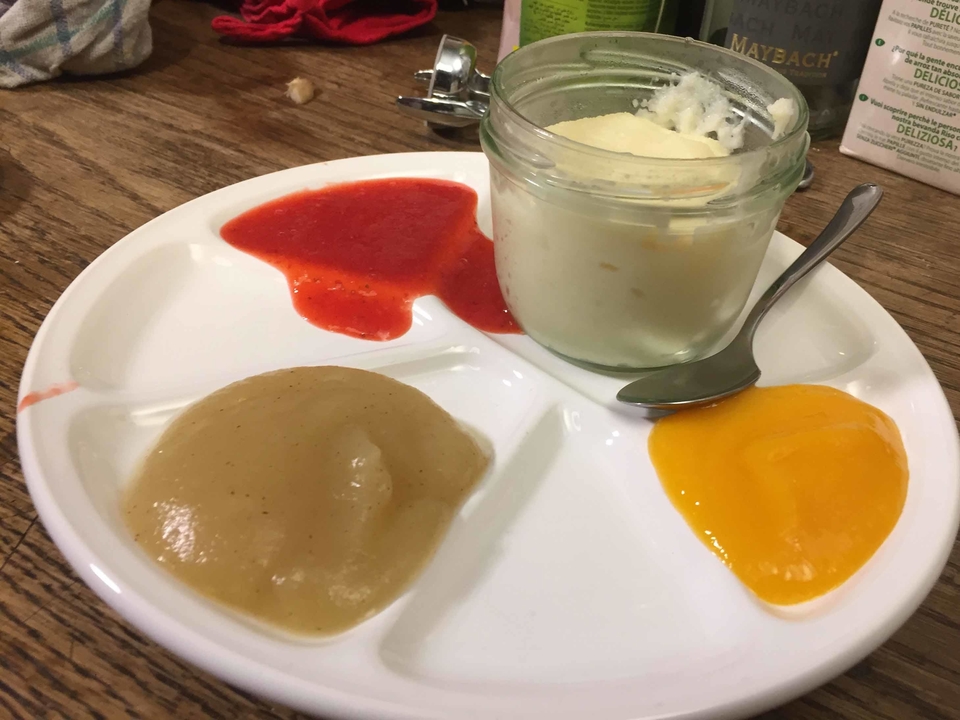 Symposium einer Schoko-Banane am Stiel mit Grießbrei begleitet von allerlei Mus