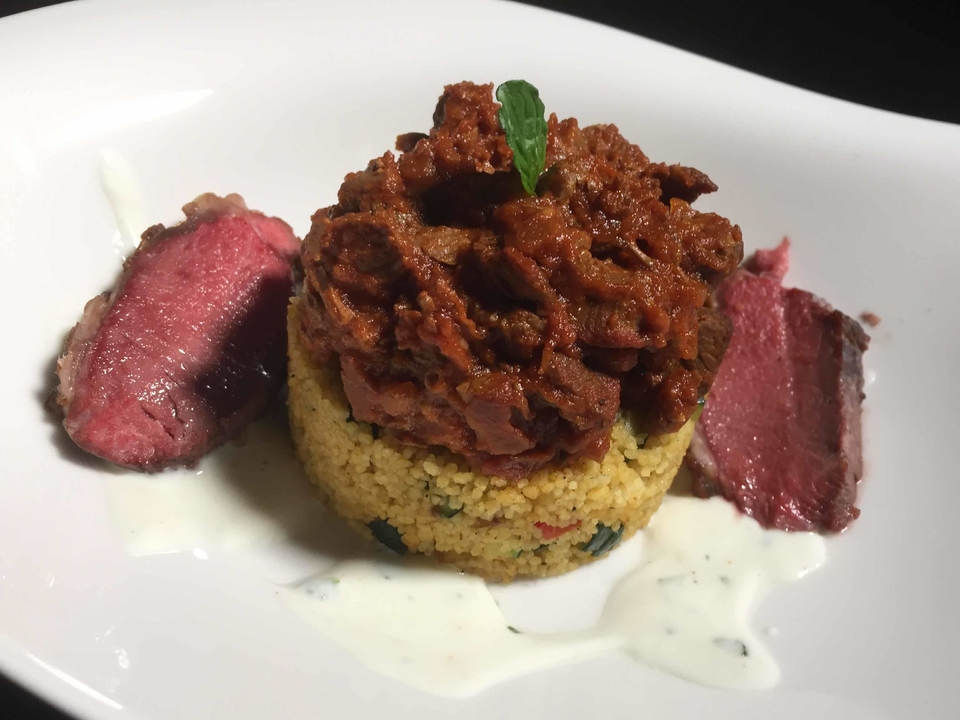 Zweierlei Eifellamm auf orientalischen Couscous mit Limonen-Minzjoghurt