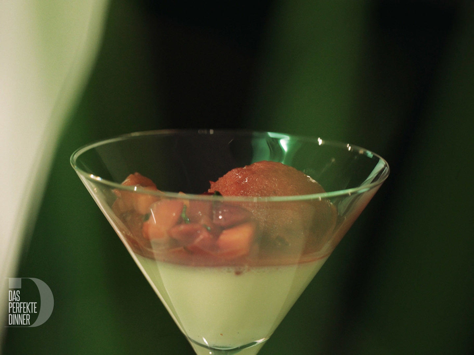Sorbet und Kompott von Niederwerther Erdbeeren mit Basilikum und Vanille-Panna Cotta