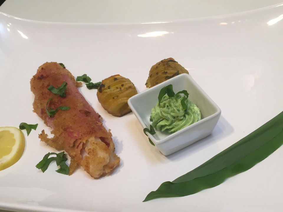 Spargel Cordon bleu mit Fächerkartoffeln und Bärlauch-Dip