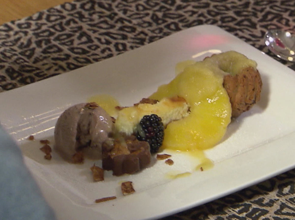 Ananasgugelhupf, pochierte Ananas mit Jus, Kokosschnitte und Eis