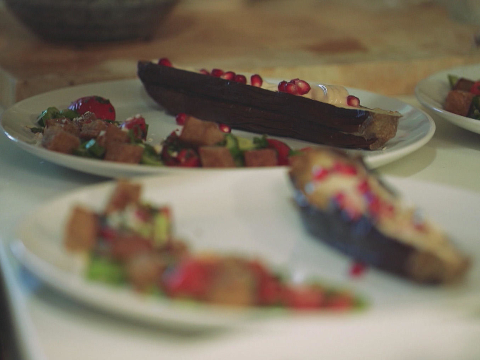 Aubergine dazu Tahini und Fatoush Salat