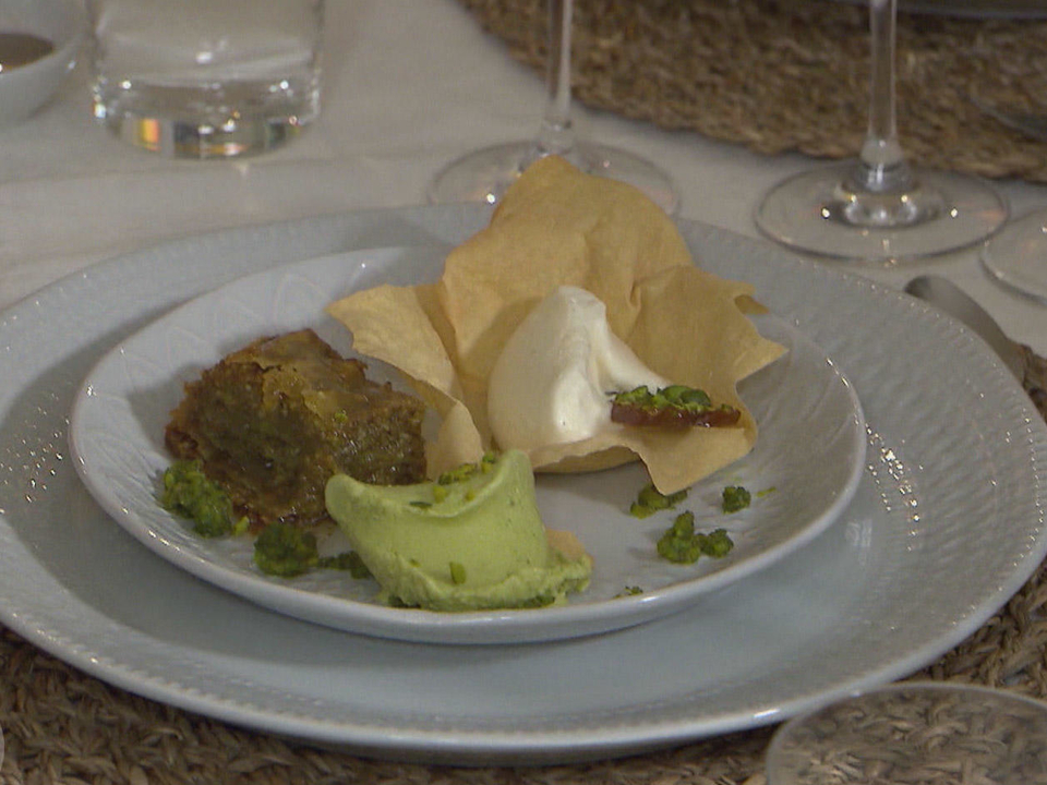 Orangenblüten-Mousse im Nest, dazu Baklava und Pistazien-Eis
