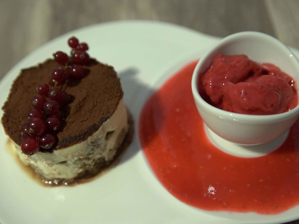 Tiramisu an Himbeerspiegel und Himbeereis