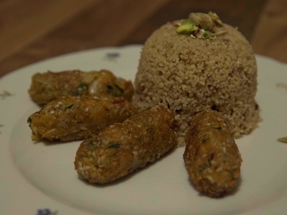 Aprikosen-Zucchini-Köfte mit dreierlei Dips