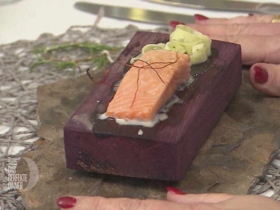 Lachs auf Planke mit Bärlauchnudelnest