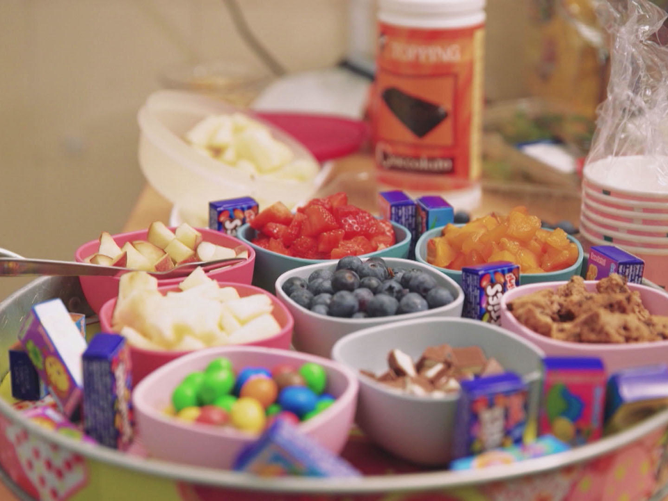 Frozen Yogurt mit frischen Früchten und süßen Toppings